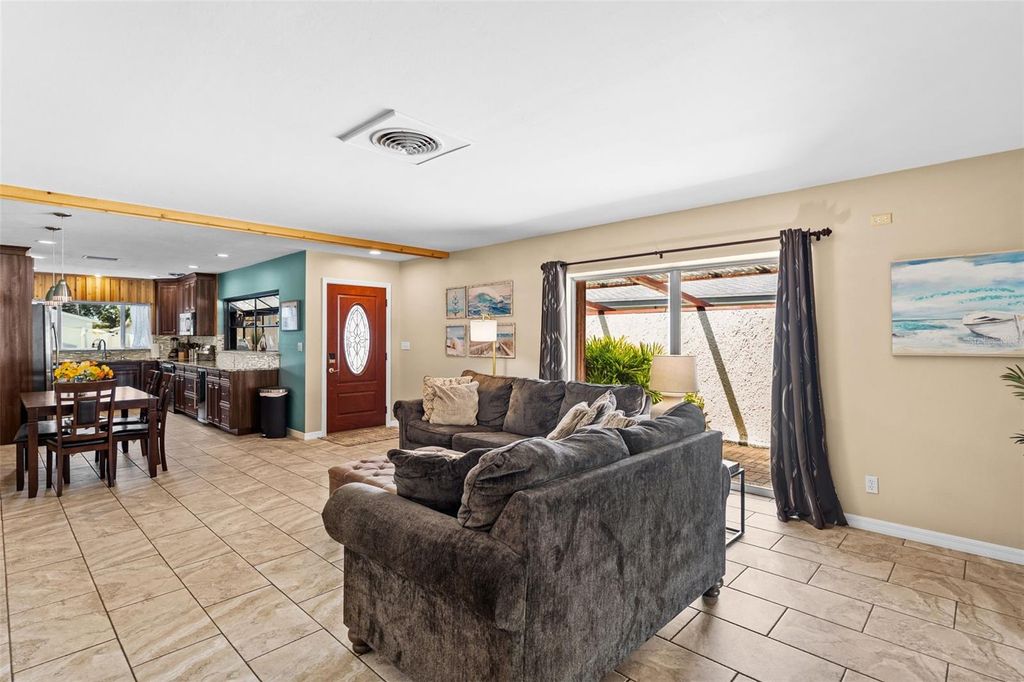 Image 7 of property listing at 10472 ORANGE BLOSSOM LANE, Seminole, FL 33772