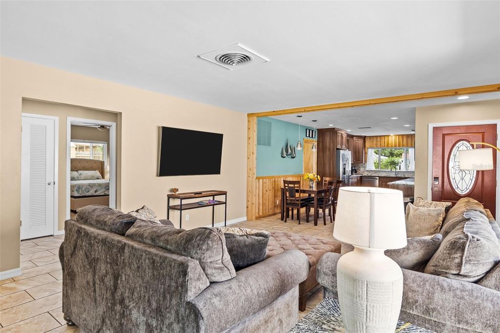 Image 8 of property listing at 10472 ORANGE BLOSSOM LANE, Seminole, FL 33772