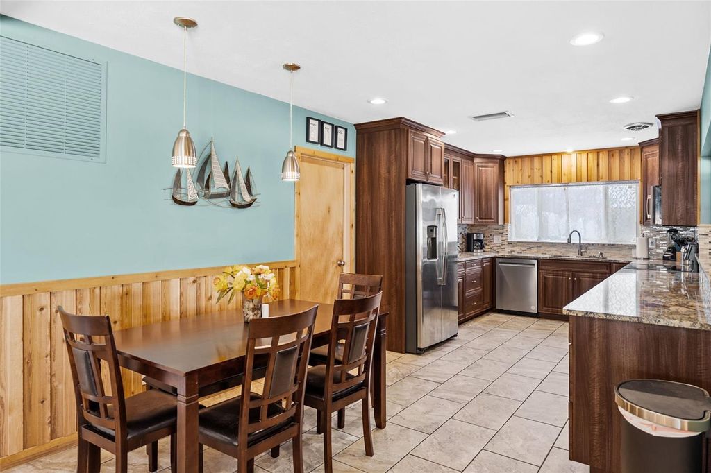 Image 9 of property listing at 10472 ORANGE BLOSSOM LANE, Seminole, FL 33772
