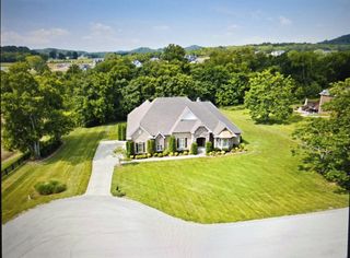5232 Mead Park Dr, Thompsons Station, TN 37179