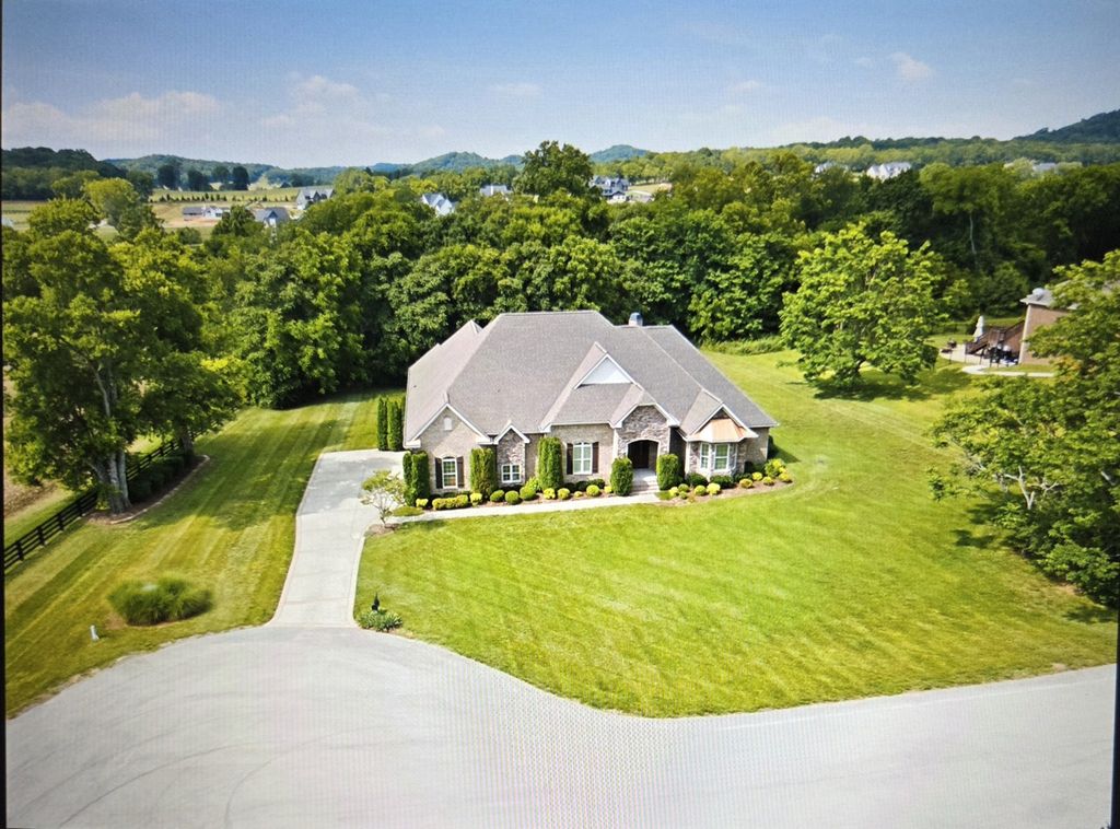 5232 Mead Park Dr, Thompsons Station, TN 37179