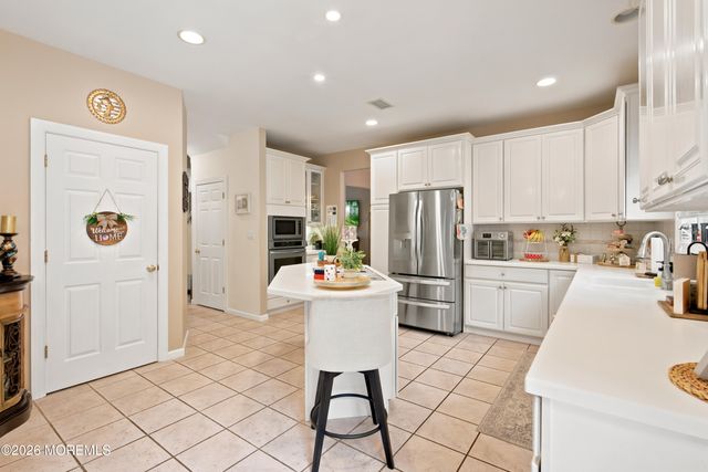 6 Drift Road, Freehold, NJ 07728