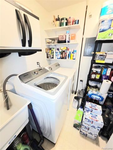 27743 Carini Villa Street, Roseville, MI 48066