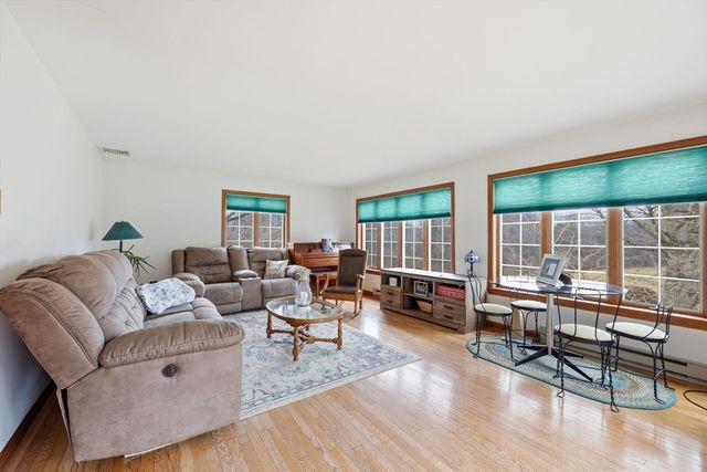 24 East View Drive, Agawam, MA 01030