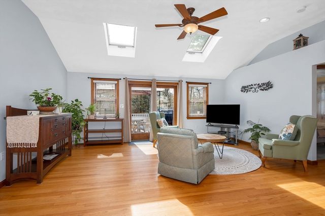 11 Moore St, Wilmington, MA 01887