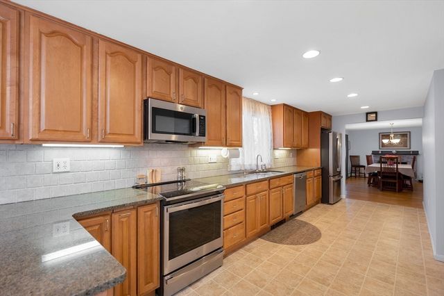 11 Moore St, Wilmington, MA 01887