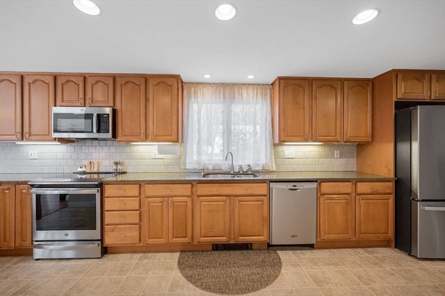 11 Moore St, Wilmington, MA 01887