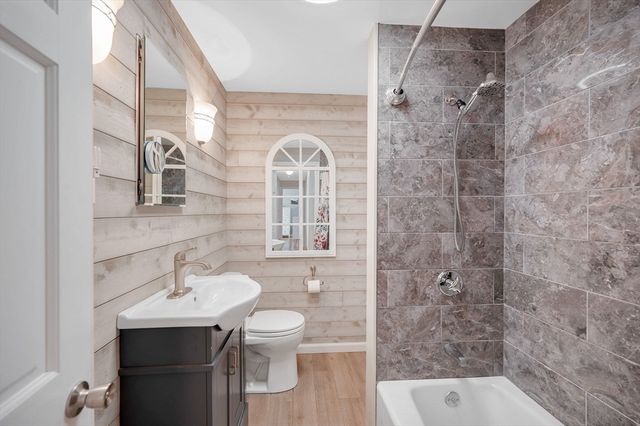 11 Moore St, Wilmington, MA 01887