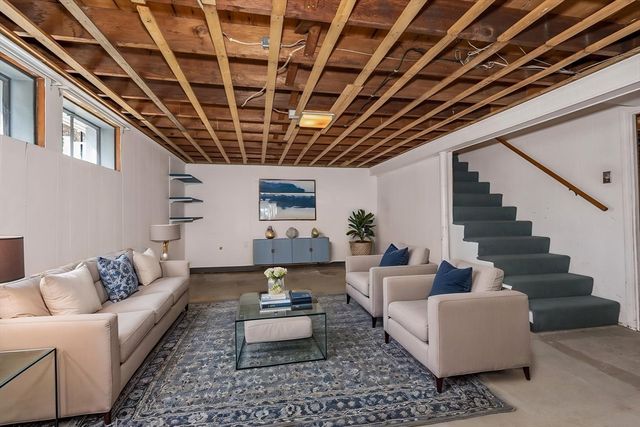 11 Moore St, Wilmington, MA 01887