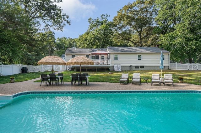 11 Moore St, Wilmington, MA 01887