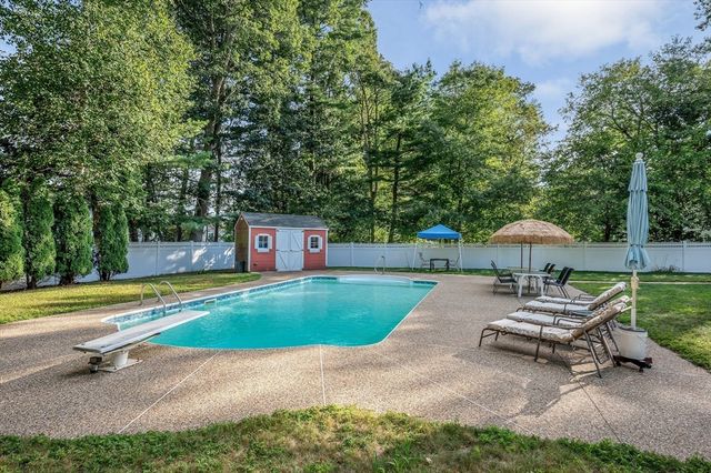 11 Moore St, Wilmington, MA 01887