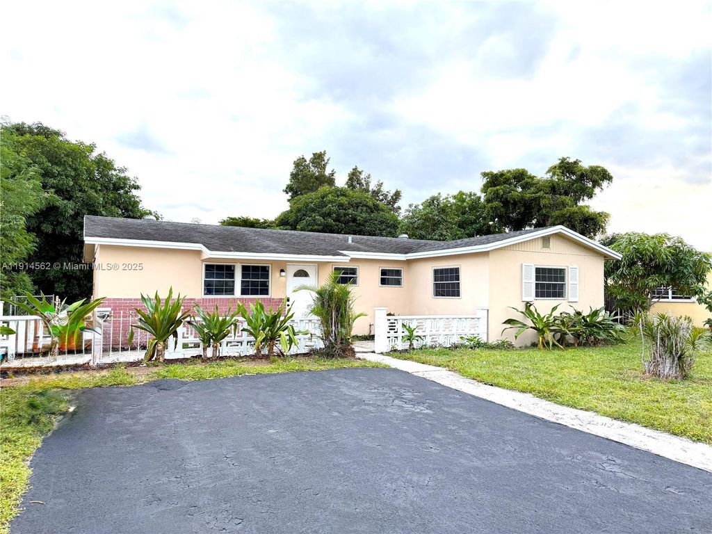 7212 SW 3rd Ct, North Lauderdale, FL 33068