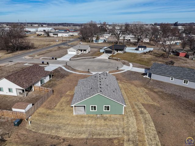 1925 NW Vail CT, Topeka, KS 66608