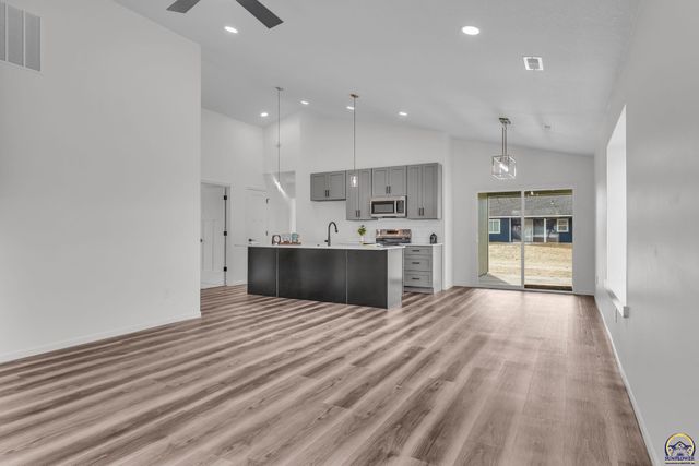 1925 NW Vail CT, Topeka, KS 66608