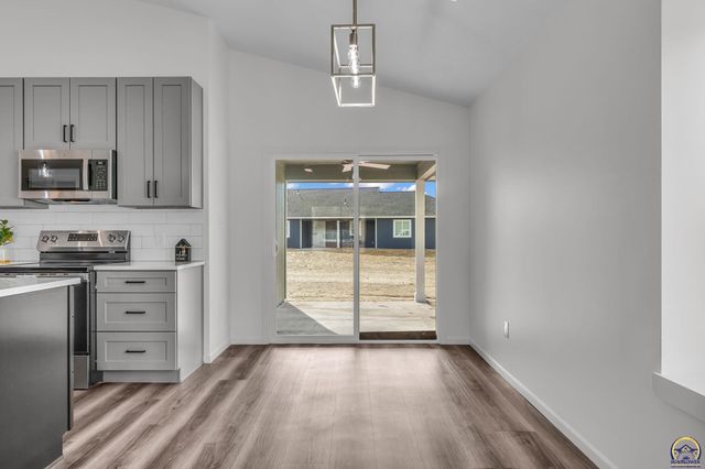 1925 NW Vail CT, Topeka, KS 66608