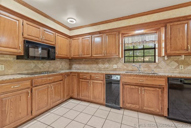 610 N 177th East Avenue, Catoosa, OK 74015