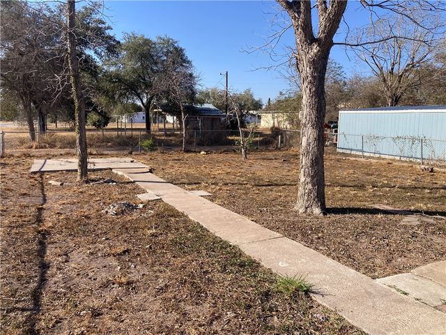 600 W Saint Marys St, Mathis, TX 78368