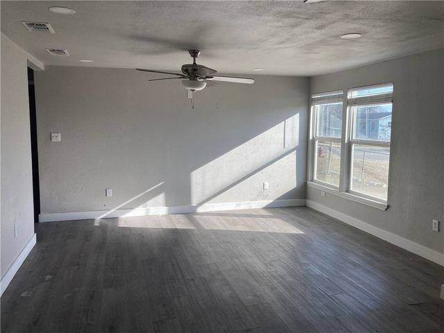 600 W Saint Marys St, Mathis, TX 78368