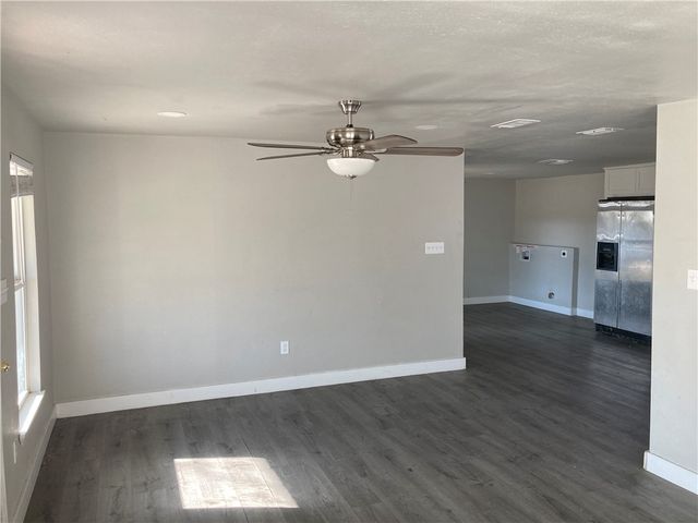 600 W Saint Marys St, Mathis, TX 78368