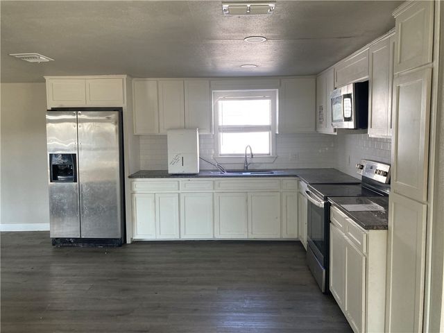 600 W Saint Marys St, Mathis, TX 78368