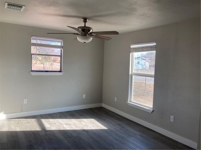 600 W Saint Marys St, Mathis, TX 78368