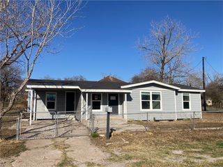 600 W Saint Marys St, Mathis, TX 78368