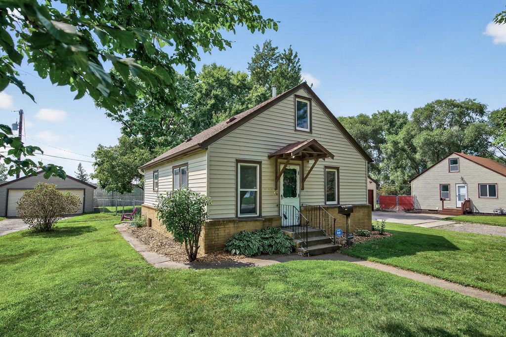 6719 Grimes Avenue N, Brooklyn Center, MN 55429