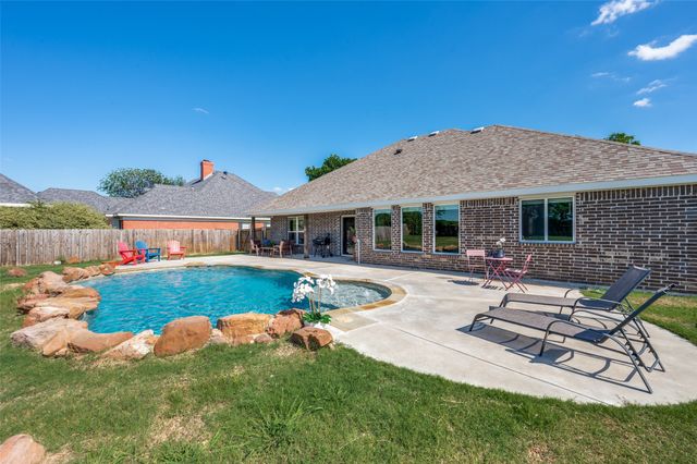 524 E Carol Street, Pilot Point, TX 76258