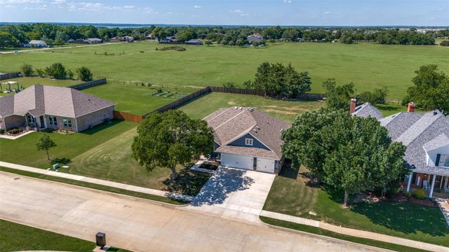 524 E Carol Street, Pilot Point, TX 76258