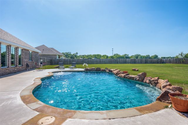 524 E Carol Street, Pilot Point, TX 76258
