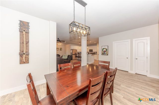 111 Tree Top Lane, Smithville, TX 78957