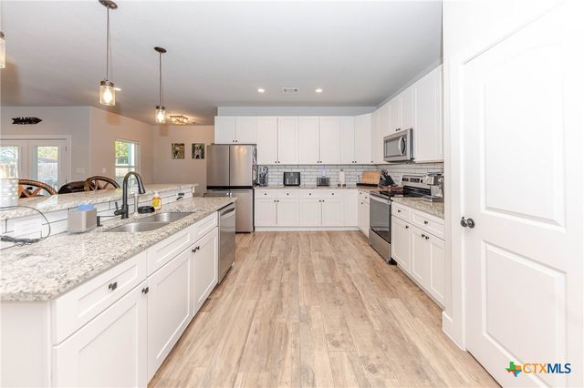 111 Tree Top Lane, Smithville, TX 78957