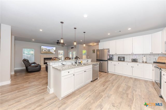 111 Tree Top Lane, Smithville, TX 78957