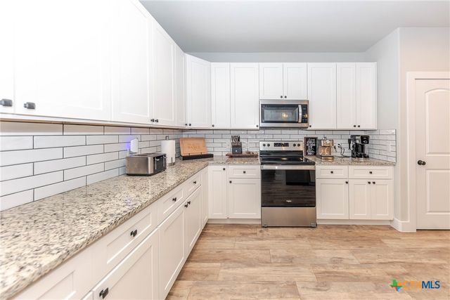 111 Tree Top Lane, Smithville, TX 78957