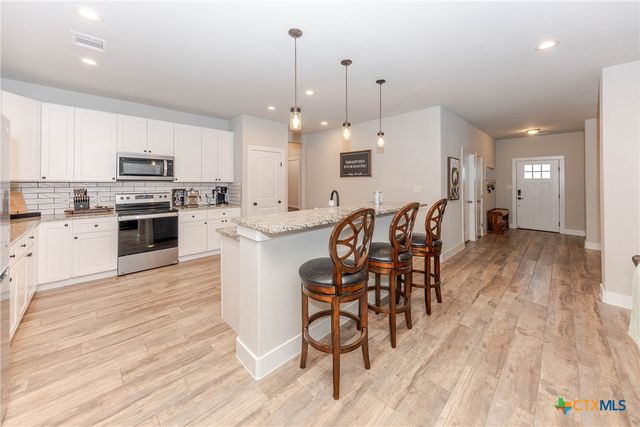 111 Tree Top Lane, Smithville, TX 78957