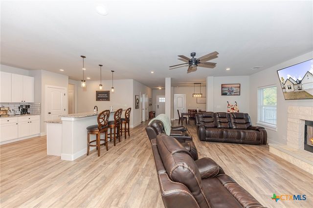 111 Tree Top Lane, Smithville, TX 78957