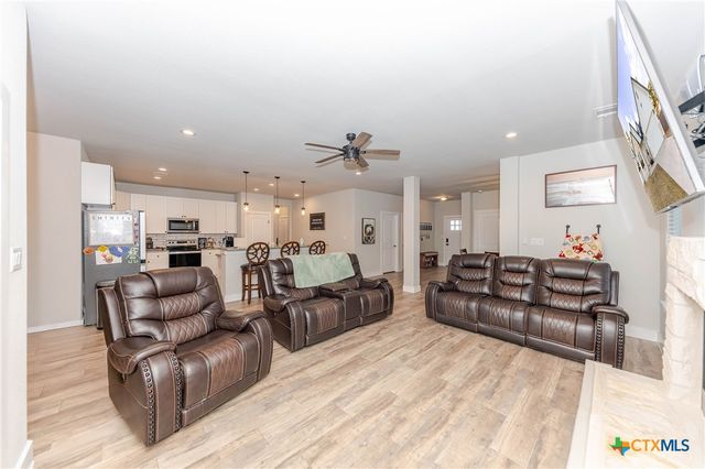 111 Tree Top Lane, Smithville, TX 78957