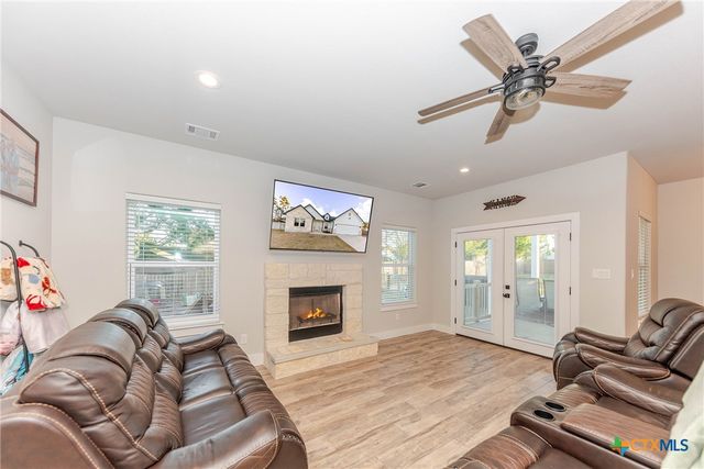 111 Tree Top Lane, Smithville, TX 78957