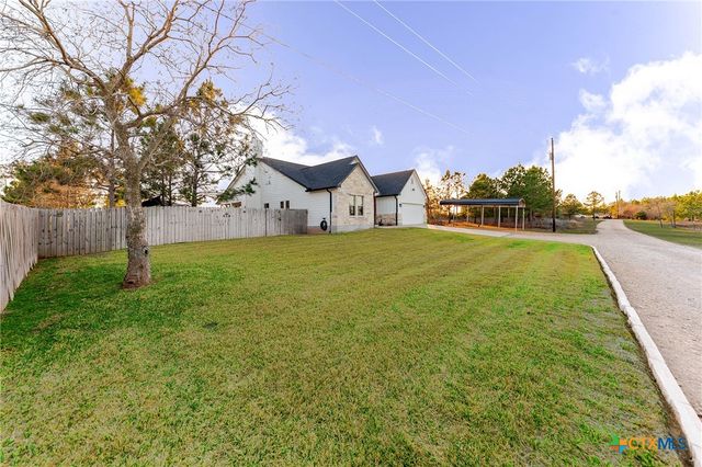 111 Tree Top Lane, Smithville, TX 78957