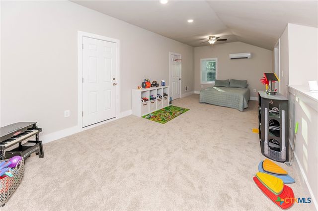 111 Tree Top Lane, Smithville, TX 78957