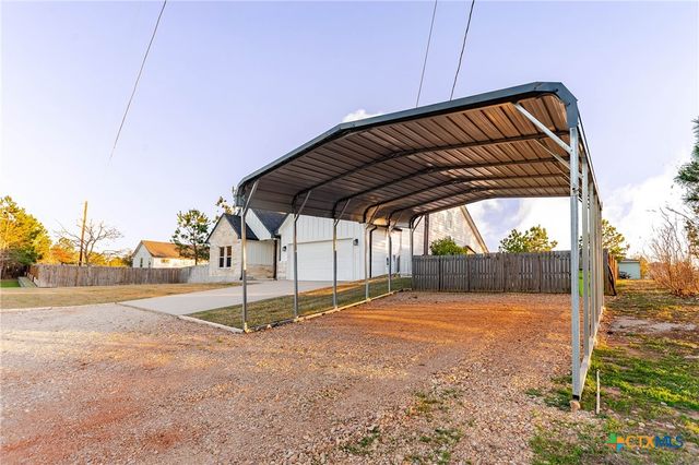 111 Tree Top Lane, Smithville, TX 78957