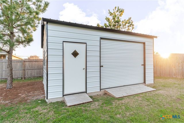 111 Tree Top Lane, Smithville, TX 78957