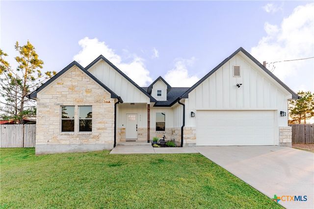 111 Tree Top Lane, Smithville, TX 78957