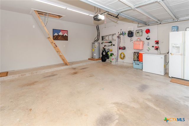 111 Tree Top Lane, Smithville, TX 78957