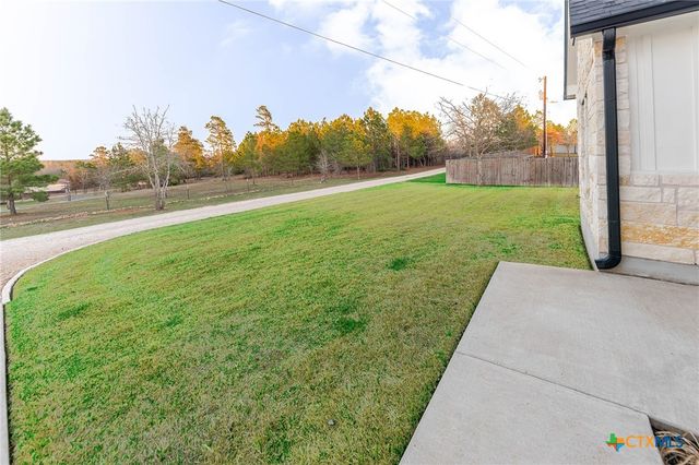 111 Tree Top Lane, Smithville, TX 78957