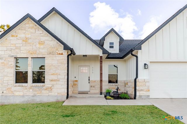 111 Tree Top Lane, Smithville, TX 78957