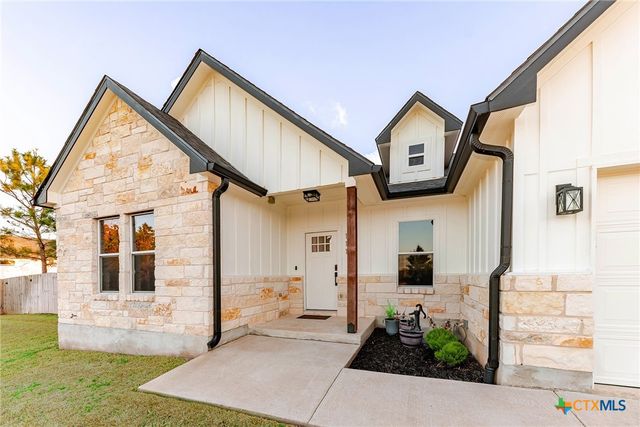 111 Tree Top Lane, Smithville, TX 78957