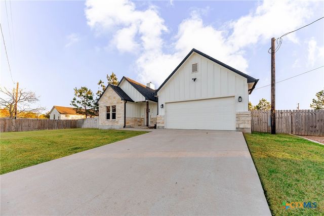 111 Tree Top Lane, Smithville, TX 78957