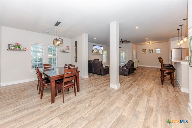 111 Tree Top Lane, Smithville, TX 78957