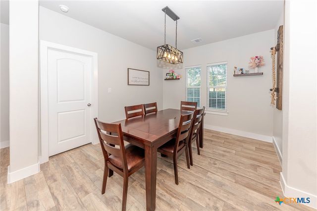 111 Tree Top Lane, Smithville, TX 78957